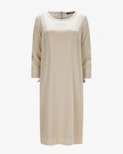 Damenmodegeschäft 10 Kleid Beige